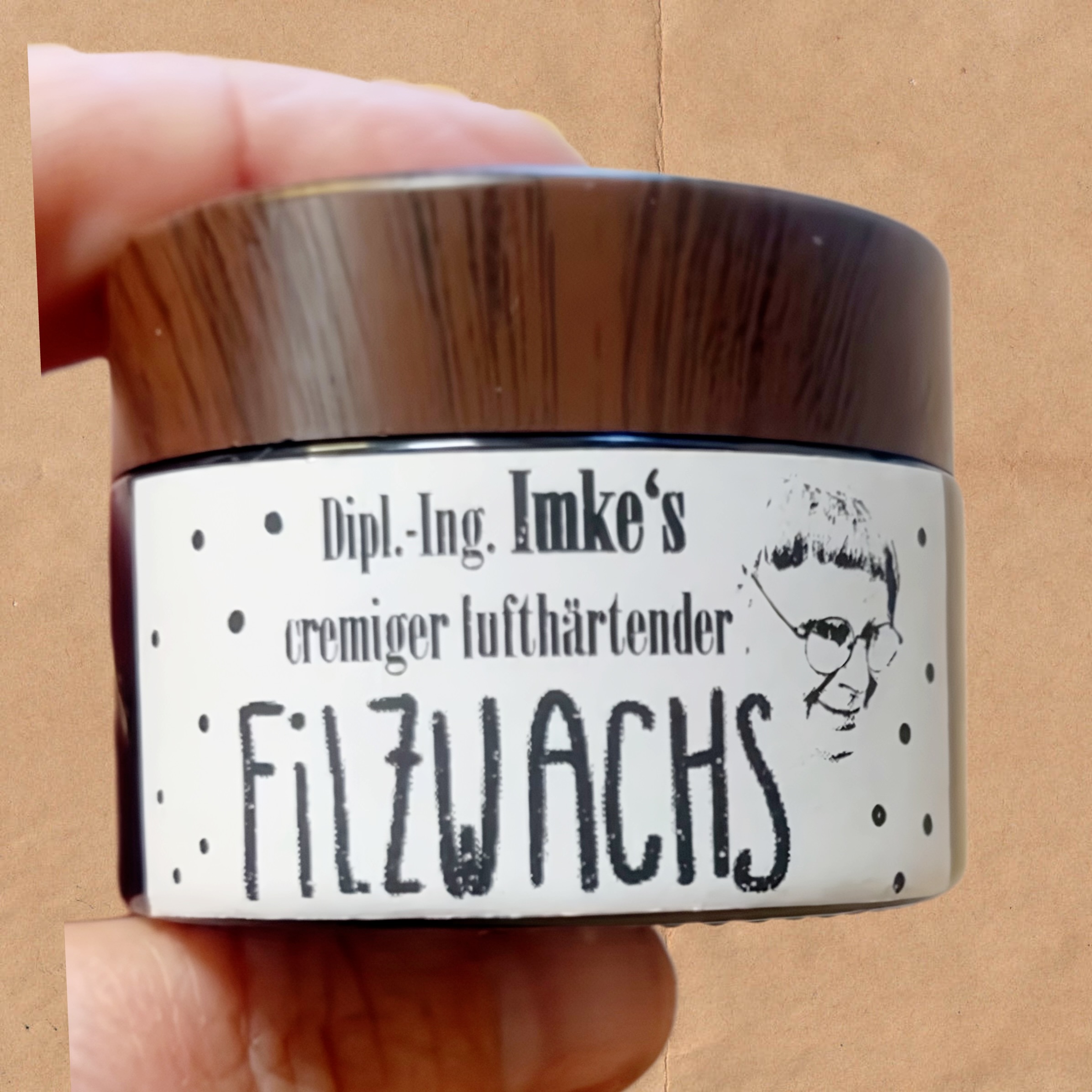 Ein Tiegel mit DIpl.-Ing. Imke's cremigem lufthärtenden Filzwachs auf Basis von Leinöl und Bienenwachs
