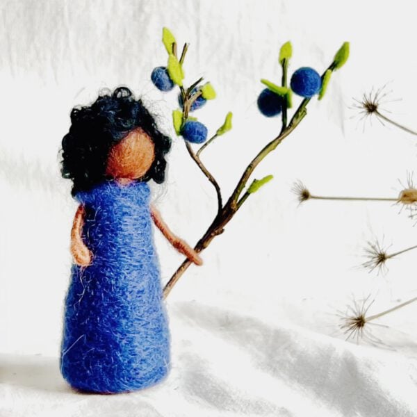 Blumenkind Heidelbeere aus Filz, handgefilzte Jahreszeitenfigur im roten Kleid mit Johannisbeer-Zweig, waldorfinspiriert