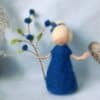 Blumenkind Blaubeere aus Filz, handgefilzte Jahreszeitenfigur im roten Kleid mit Johannisbeer-Zweig, waldorfinspiriert