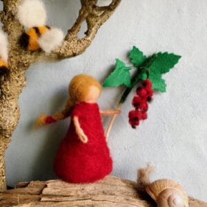 Blumenkind Johannisbeere aus Filz, handgefilzte Jahreszeitenfigur im roten Kleid mit Johannisbeer-Zweig, waldorfinspiriert