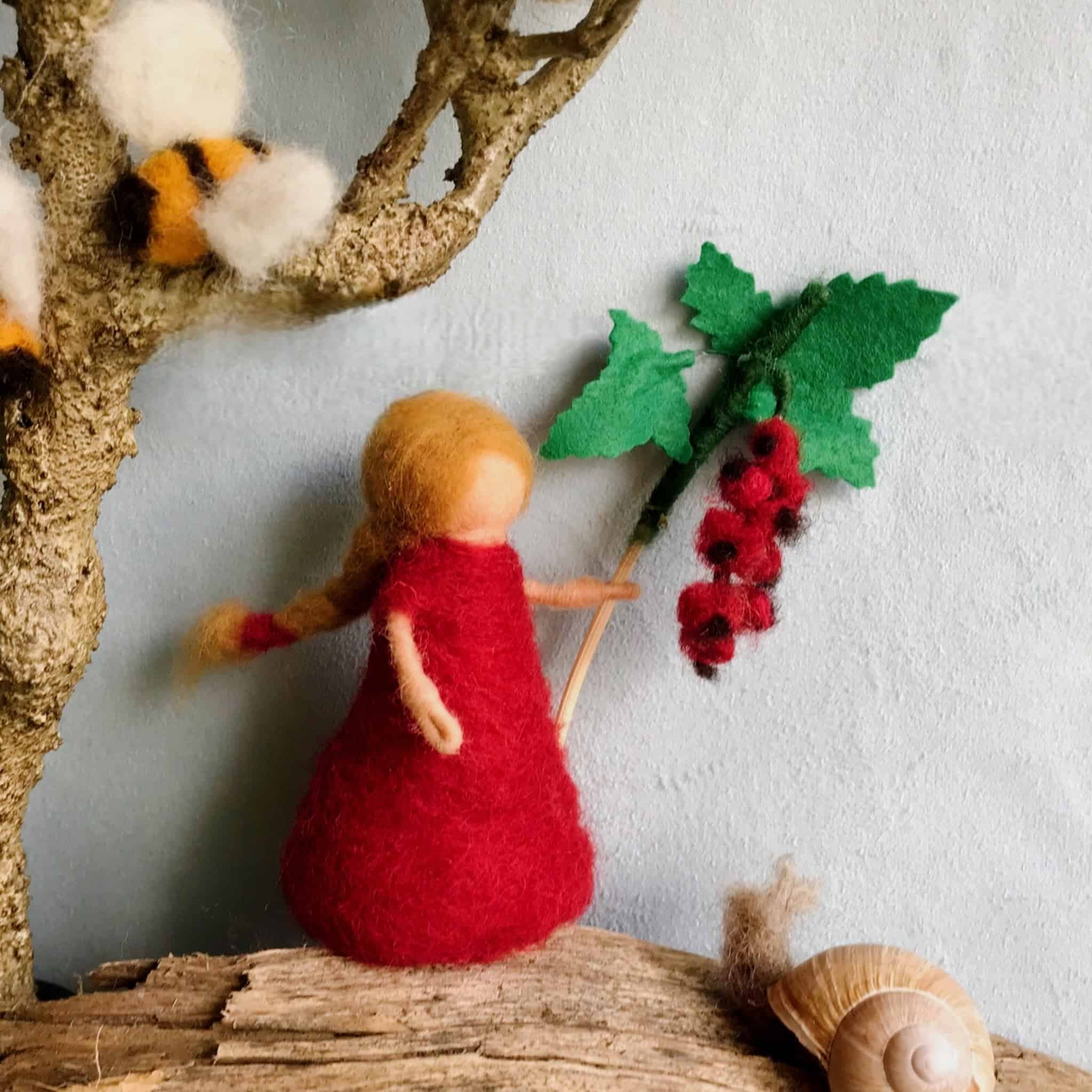 Blumenkind Johannisbeere aus Filz, handgefilzte Jahreszeitenfigur für den Sommertisch