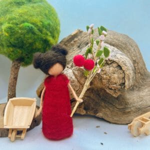 Blumenkind Kirsche aus Filz, handgefilzte Jahreszeitenfigur im roten Kleid mit Kirschzweig, waldorfinspiriert