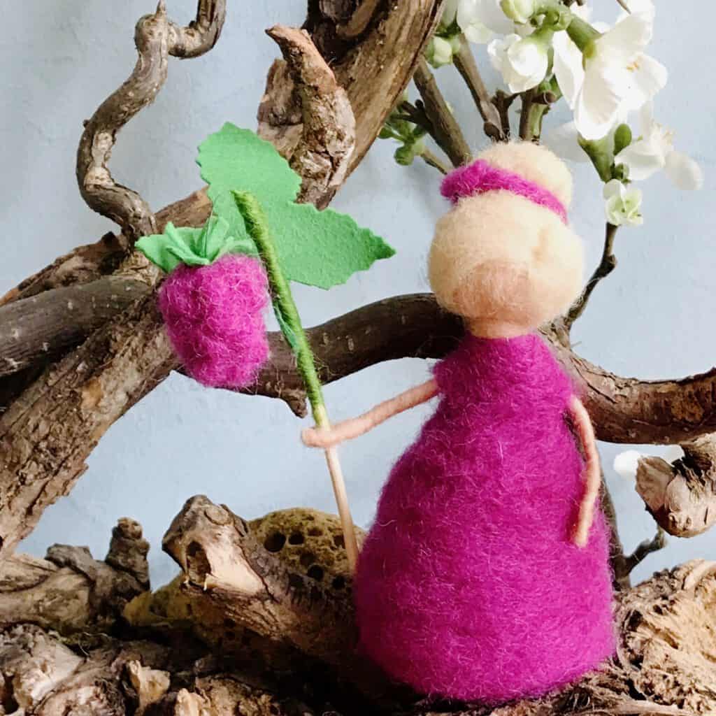 Blumenkind Himbeere aus Filz, handgefilzte Jahreszeitenfigur in magentafarbenem Kleid mit Himbeere, waldorfinspiriert für den Sommertisch