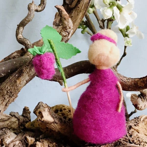 Blumenkind Himbeere aus Filz, handgefilzte Jahreszeitenfigur in magentafarbenem Kleid mit Himbeere, waldorfinspiriert für den Sommertisch
