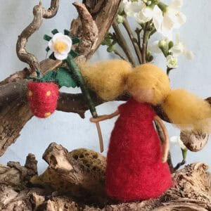 Blumenkind Erdbeere aus Filz, handgefilzte Jahreszeitenfigur in rotem Kleid mit Erdbeerblüte und Erdbeere, waldorfinspiriert für den Sommertisch