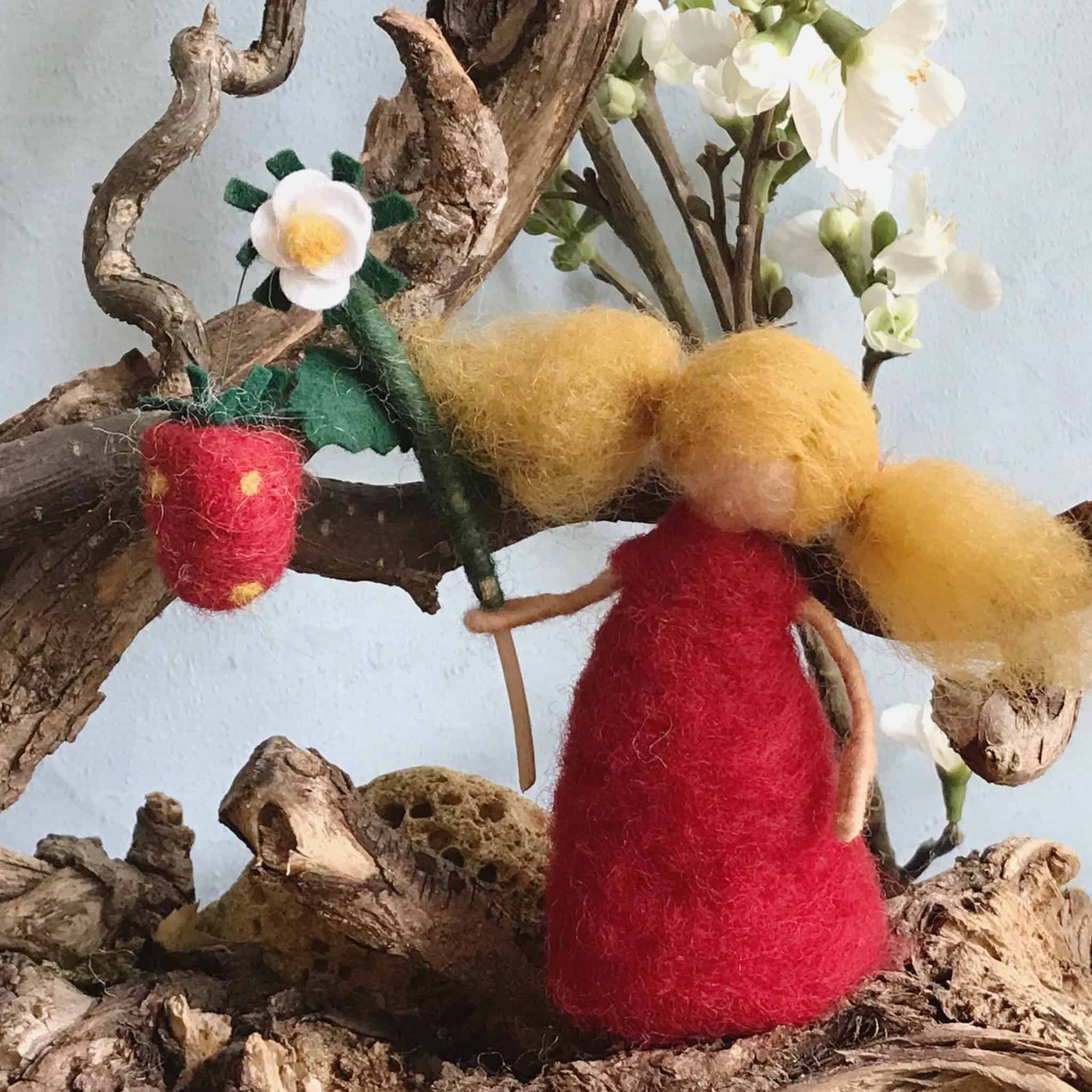 Blumenkind Erdbeere aus Filz, handgefilzte Jahreszeitenfigur in rotem Kleid mit Erdbeerblüte und Erdbeere, waldorfinspiriert für den Sommertisch