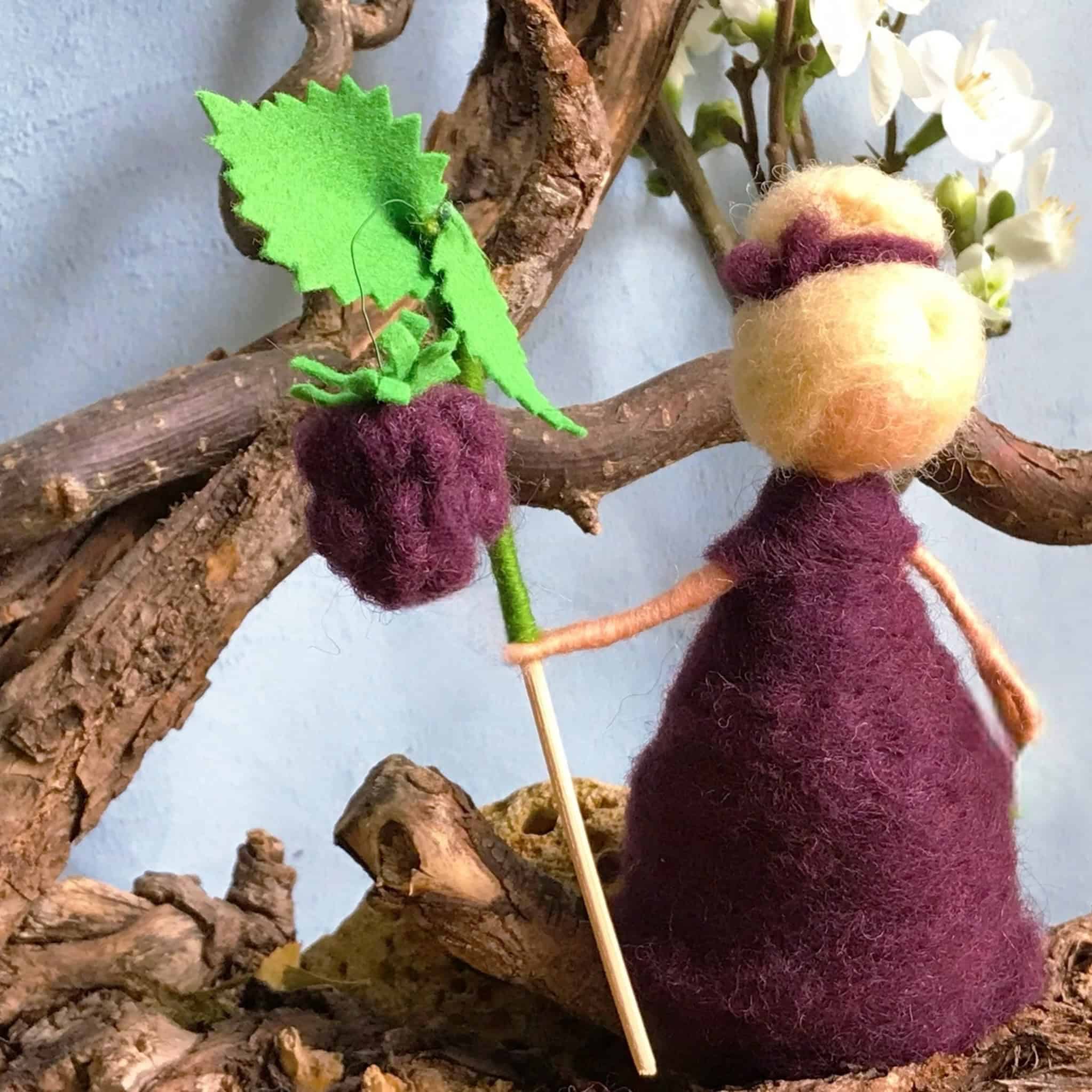 Blumenkind Brombeere aus Filz, handgefilzte Jahreszeitenfigur für den Sommertisch