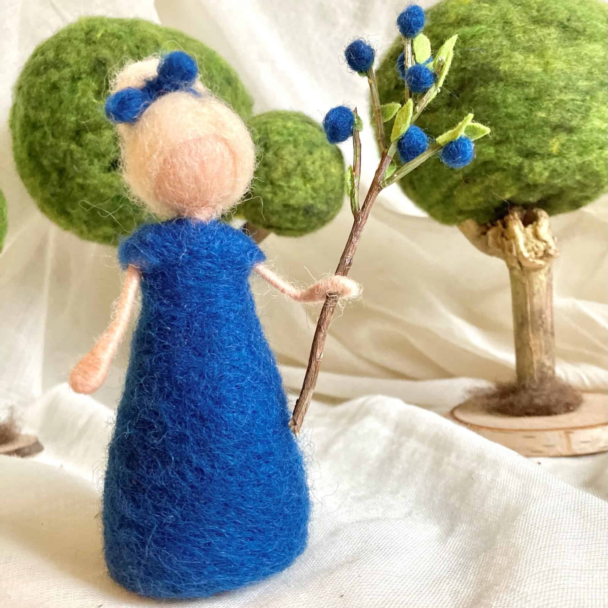 Blumenkind Heidelbeere aus Filz, handgefilzte Jahreszeitenfigur für den Sommertisch