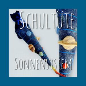 Handgefilzte Sonnensystem-Schultüte aus Filz mit Saturn, Jupiter und allen Planeten auf Umlaufbahnen, zwei Ansichten