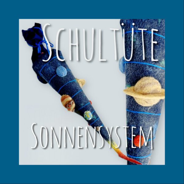 Handgefilzte Sonnensystem-Schultüte aus Filz mit Saturn, Jupiter und allen Planeten auf Umlaufbahnen, zwei Ansichten