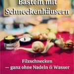 Drei Filzschnecken mit echten Schneckenhäusern auf weinrotem Filz, daneben ein Tiegel Filzwachs Original — Basteln mit Schneckenhäusern im Kindergarten ohne Nadeln und Wasser