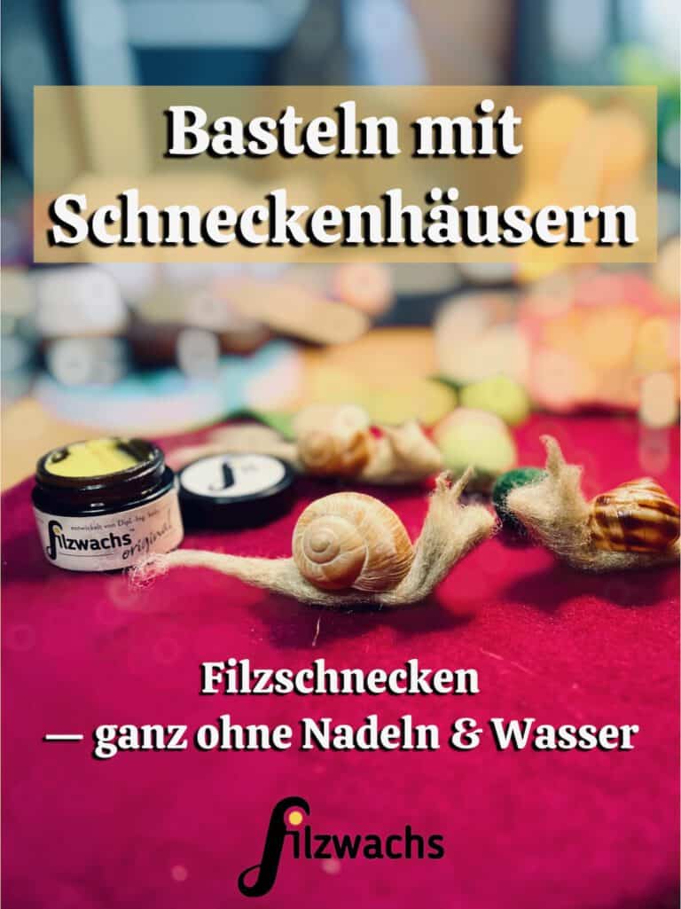 Drei Filzschnecken mit echten Schneckenhäusern auf weinrotem Filz, daneben ein Tiegel Filzwachs Original — Basteln mit Schneckenhäusern im Kindergarten ohne Nadeln und Wasser