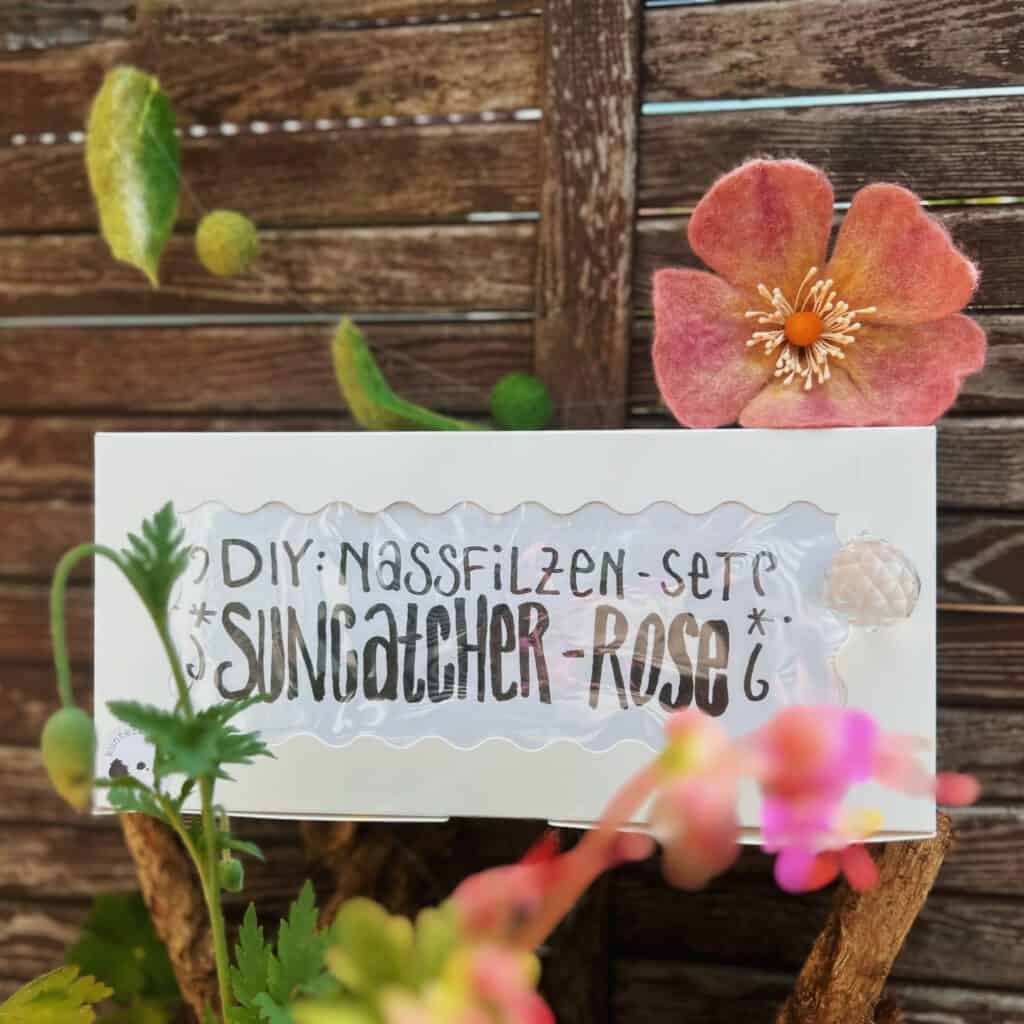 DIY Filzbox Suncatcher Rose im Garten – Set zum Nassfilzen für Anfänger mit gefilzter Blume