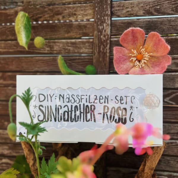 DIY Filzbox Suncatcher Rose im Garten – Set zum Nassfilzen für Anfänger mit gefilzter Blume