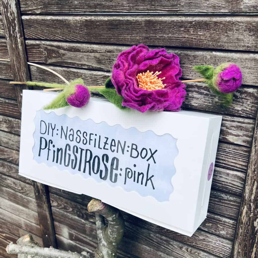 DIY-Box Pfingstrose pink: DIY-Box Pfingstrose pink - nassfilzen für Fortgeschrittene. Filzkurs mit Schritt-für-Schritt Anleitung im Videotutorial