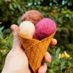 Filzeis basteln aus Wolle — Waffelkegel aus Bastelfilz mit vier Kugeln in Rosa, Weiß, Braun und Pink, hergestellt ohne Nadeln mit Filzwachs