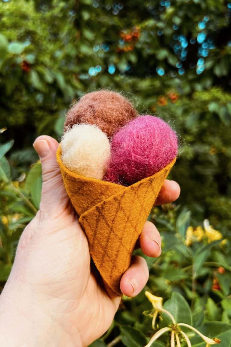 Filzeis basteln aus Wolle — Waffelkegel aus Bastelfilz mit vier Kugeln in Rosa, Weiß, Braun und Pink, hergestellt ohne Nadeln mit Filzwachs