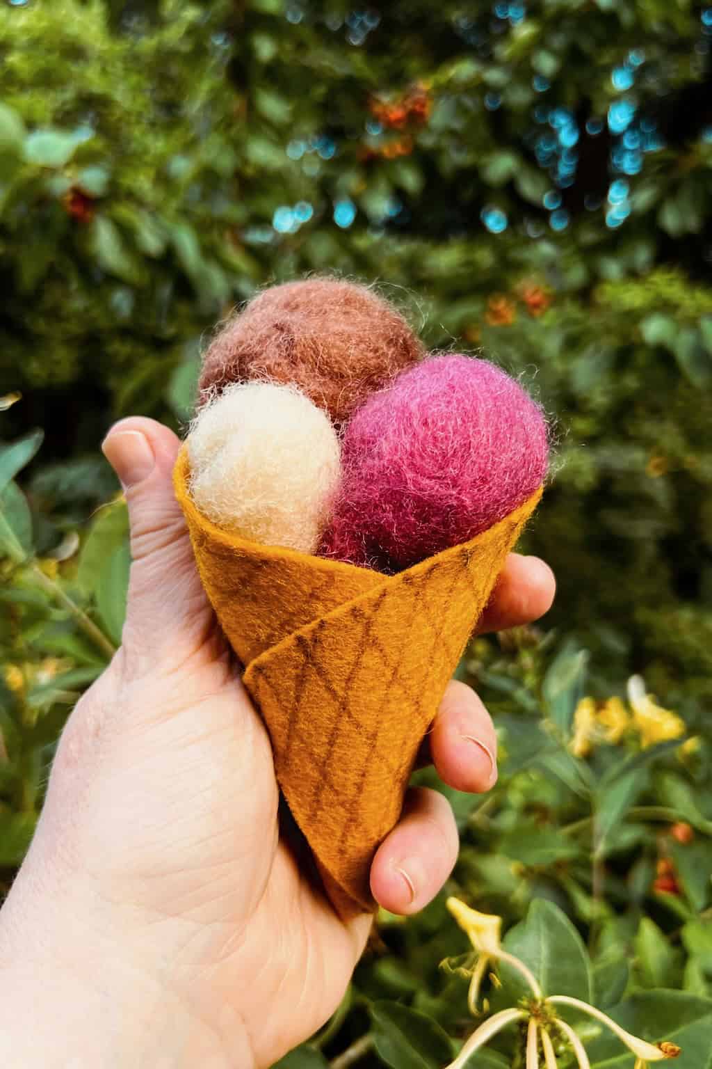 Filzeis basteln aus Wolle — Waffelkegel aus Bastelfilz mit vier Kugeln in Rosa, Weiß, Braun und Pink, hergestellt ohne Nadeln mit Filzwachs