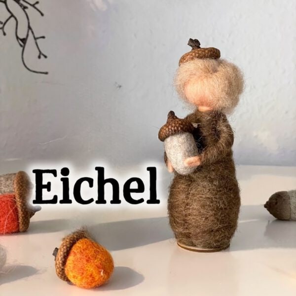 Blumenkind Eichel Junge - handgefertigte Filzfigur für den Jahreszeitentisch im Herbst