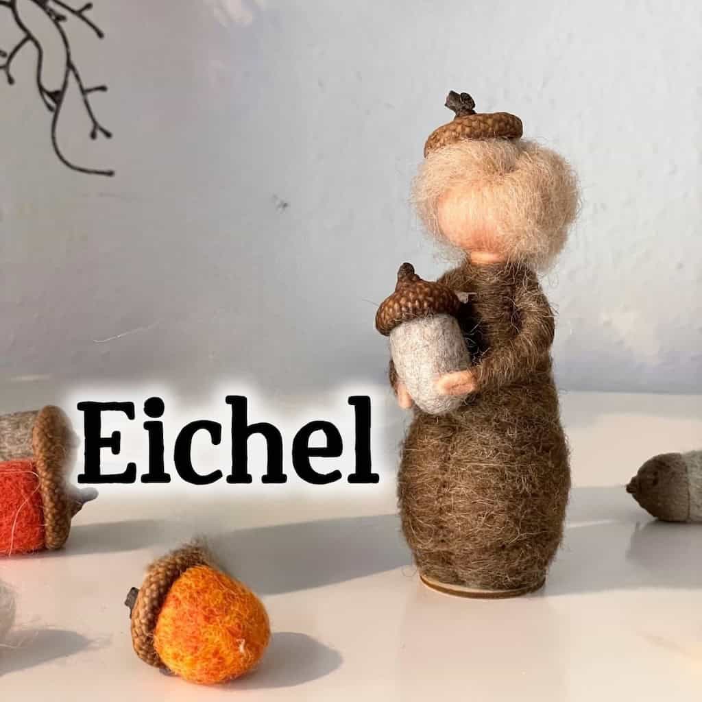 Blumenkind Eichel Junge - handgefertigte Filzfigur für den Jahreszeitentisch im Herbst