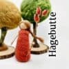 Blumenkind Hagebutte – handgefilzte Filzfigur mit Zweig und gefilzten Hagebutten für den Jahreszeitentisch im Herbst