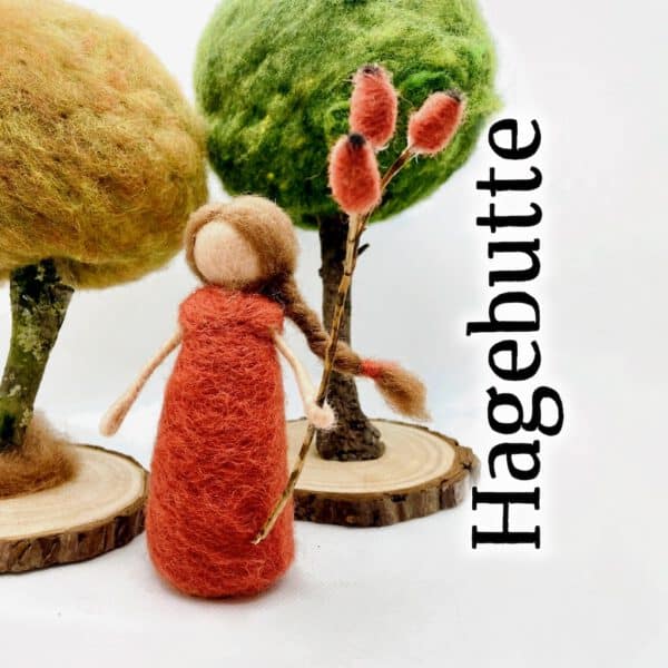 Blumenkind Hagebutte – handgefilzte Filzfigur mit Zweig und gefilzten Hagebutten für den Jahreszeitentisch im Herbst