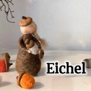 Blumenkind Eichel mädchen: handgefilzte Filzfigur mit Eichelkappe und gefilzter Eichel mit echtem Eichelhut für den Jahreszeitentisch im Herbst