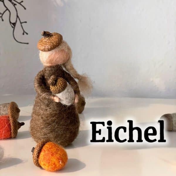 Blumenkind Eichel mädchen: handgefilzte Filzfigur mit Eichelkappe und gefilzter Eichel mit echtem Eichelhut für den Jahreszeitentisch im Herbst