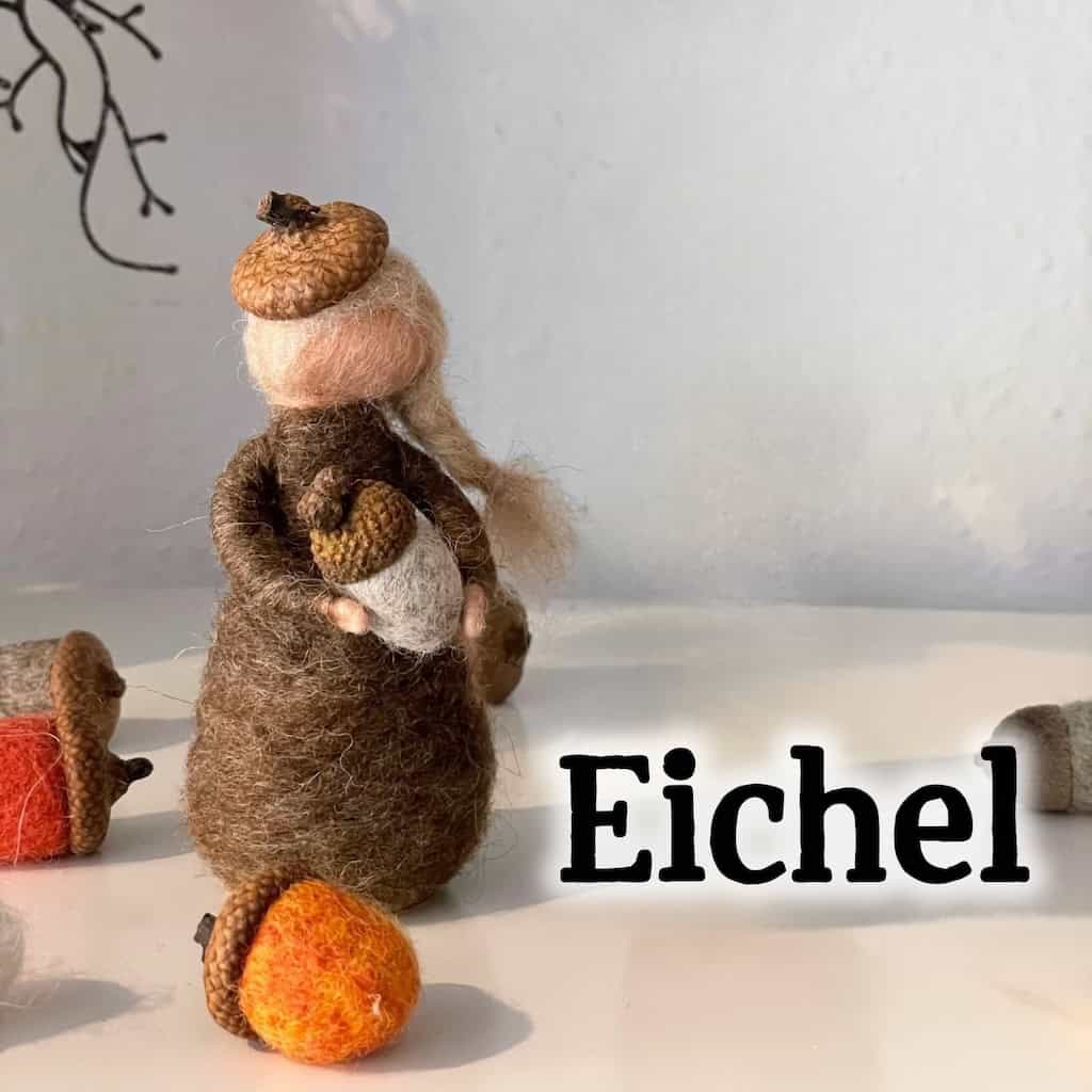 Blumenkind Eichel mädchen: handgefilzte Filzfigur mit Eichelkappe und gefilzter Eichel mit echtem Eichelhut für den Jahreszeitentisch im Herbst