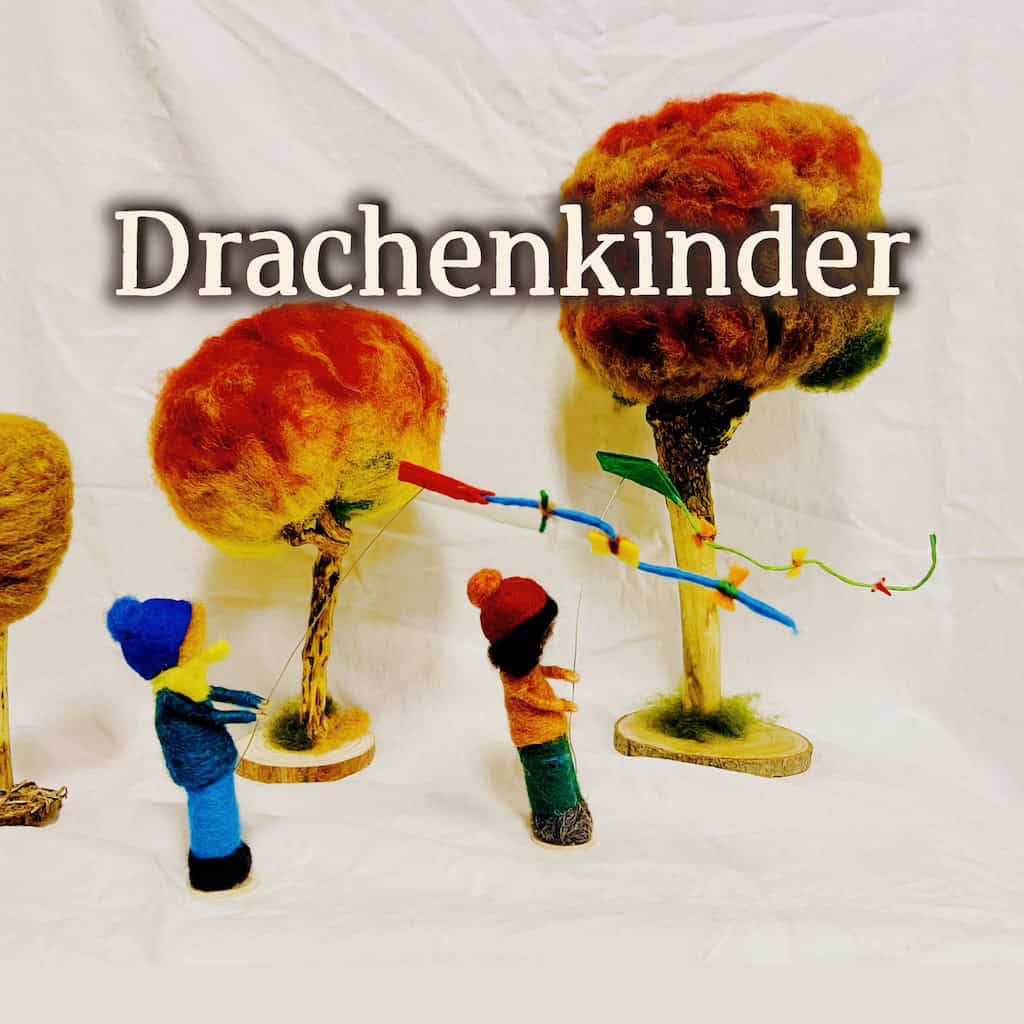Ein Drachenkind Junge kommt selten allein - gleich zwei Filzfiguren für den Jahreszeitentisch lassen zusammen den Drachen steigen