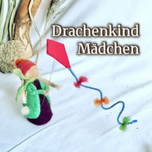 Drachenkind Mädchen 1 Drachenkind Mädchen - handgefertigte Filzfigur für den Jahreszeitentisch im Herbst