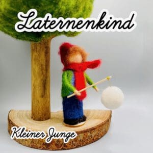 Laternenkind Junge – handgefilzte Figur mit Mütze, Schal und Laterne am Holzstab