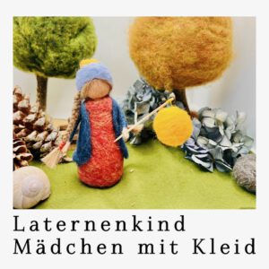 Laternenkind aus Filz, ca. 10 cm, blaue Mütze und Mantel, rotes Kleid, mit Laterne an Holzstab – Jahreszeitentisch Herbst