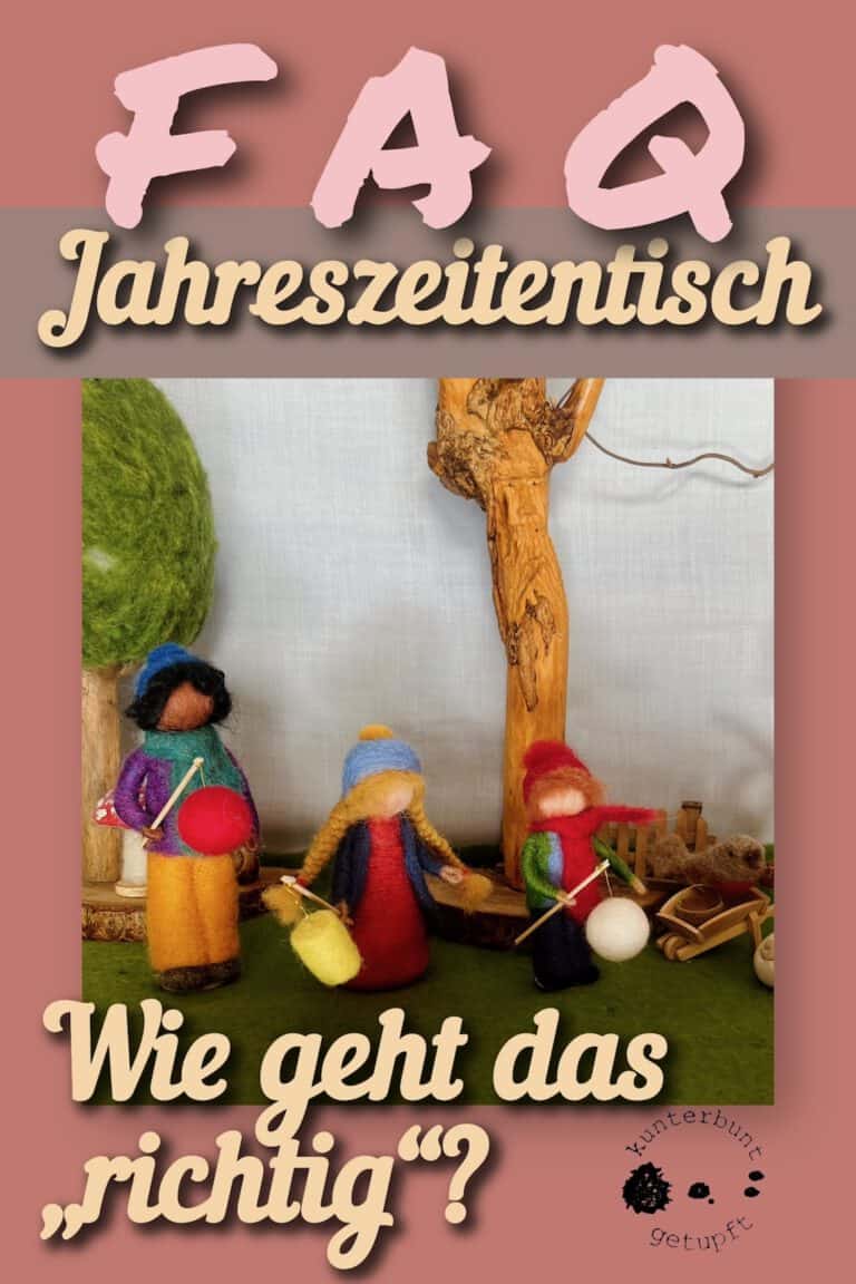 FAQ Jahreszeitentisch – Wie geht das ‚richtig’?” Handgefilzte Jahreszeitentisch-Szene mit drei Laternenkindern mit ihren Laternen auf Stäben, vor einem Baum mit geschnitztem Gesicht, umgeben von grünem Filzrasen, einem gefilzten Baum und einem kleinen braunen Rotkehlchen in einer Schubkarre. Logo „kunterbuntgetupft” unten rechts.