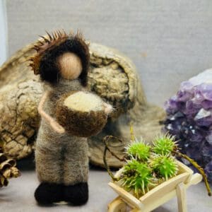 Kastanienjunge Blumenkind Kastanie Junge handgefertigte Filzfigur für den Jahreszeitentisch Herbst