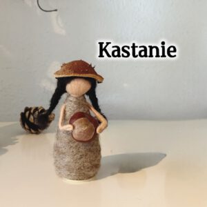 Blumenkind Kastanie Mädchen - mit einer Mütze aus einer echten Kastanienhülle für den Jahreszeitentisch im Herbst